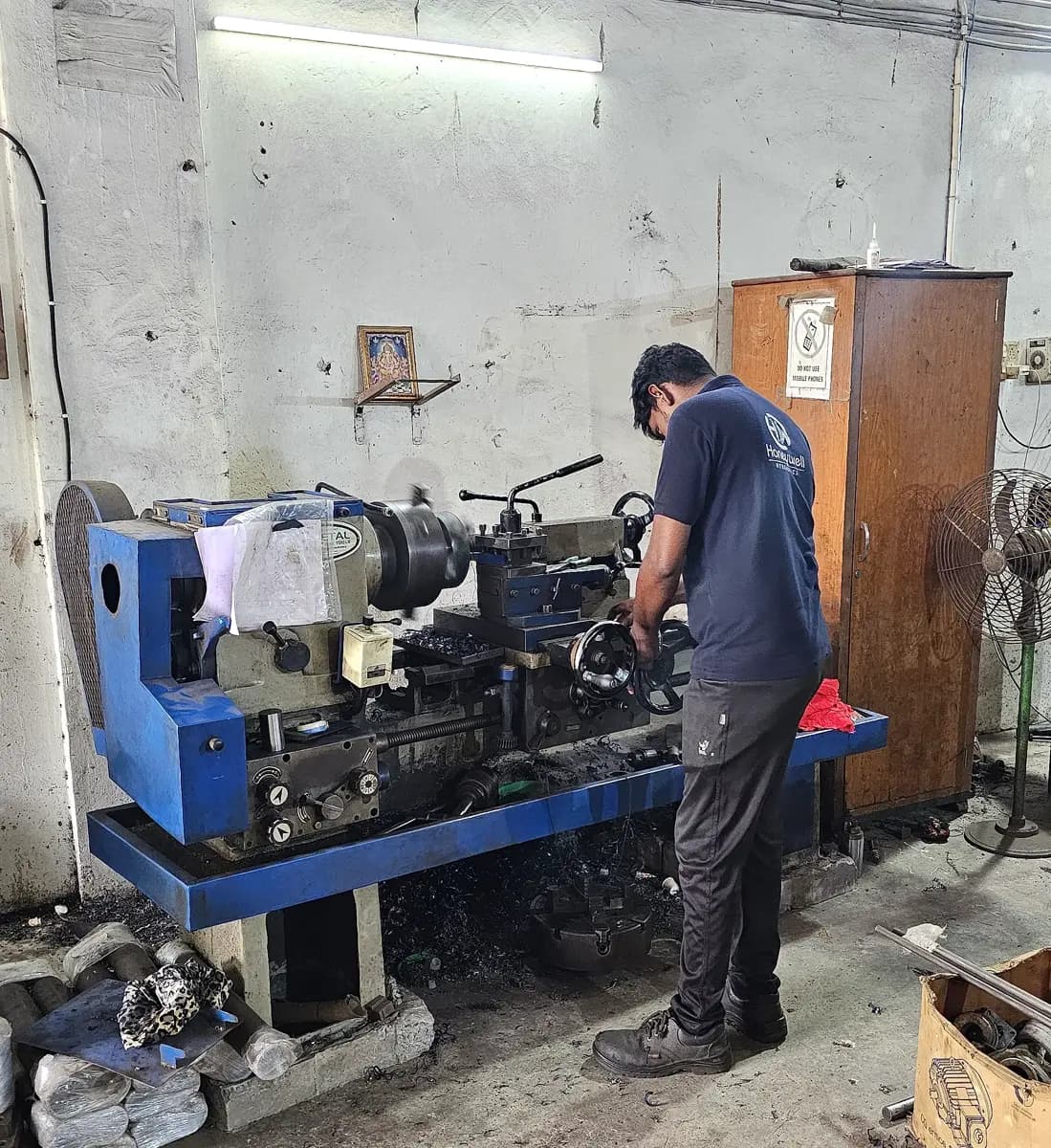 Heavy duty CNC turning lathe machining piston rod and hydraulic cylinder parts in Ahmedabad facility